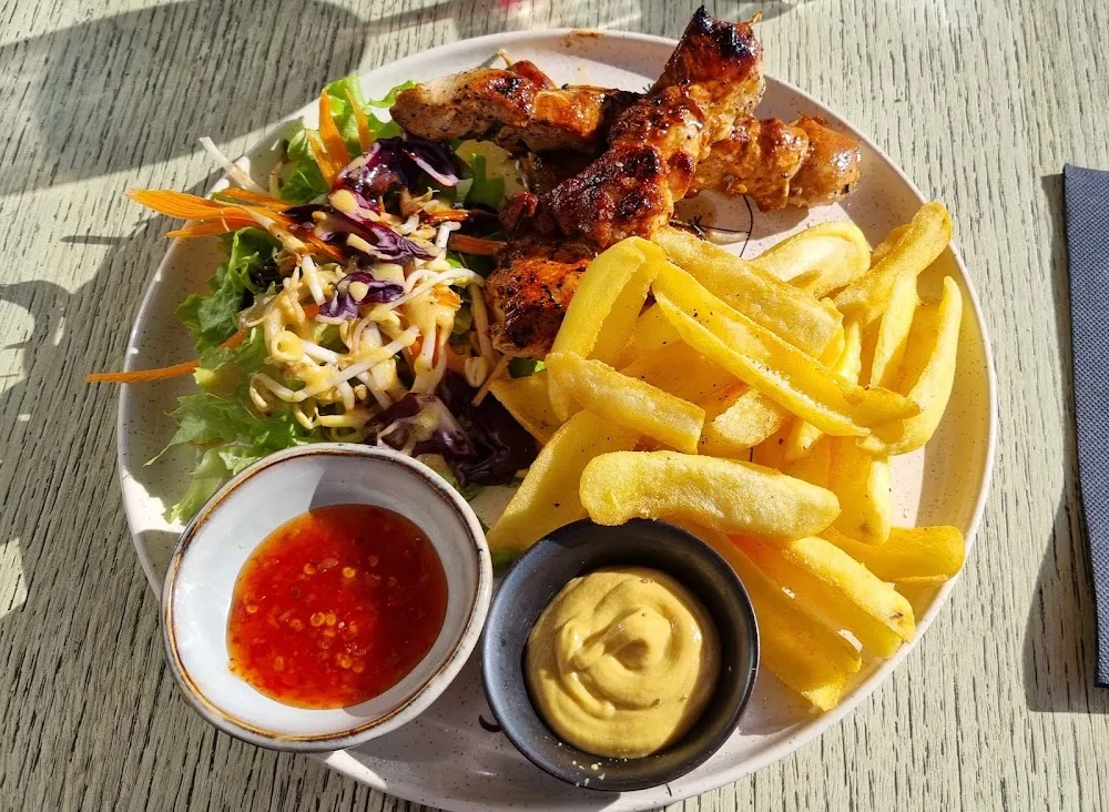 Brochette de Poulet Mariné Salade Frites